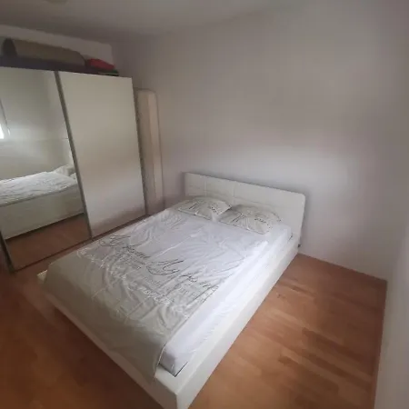 Iris Apartment *
