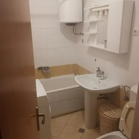 Iris Apartment *