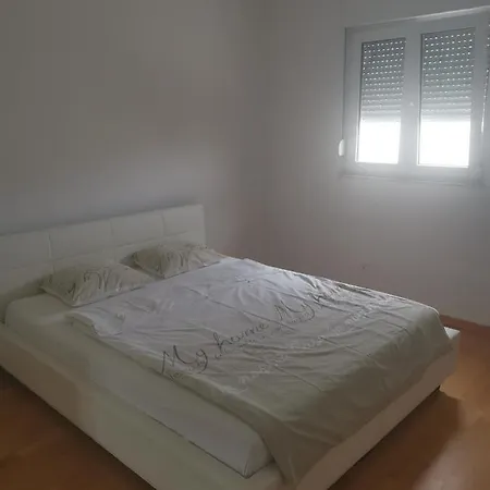 Iris Apartment *